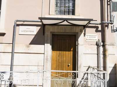 Ma prima di arrivare davanti all�edificio religioso, sul vicolo bussiamo alla porta in legno del Centro diurno socio-educativo gestito dalle Sorelle francescane della carit�, che dal 2006  ospita bambini italiani e stranieri che dopo la scuola vengono qui per pranzare e fare i compiti